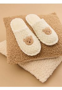 Sinsay - Strukturalne kapcie - kremowy. Kolor: kremowy #1