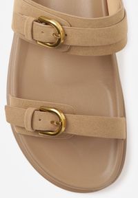 Renee - Ciemnobeżowe Klapki Ozdobione Metalicznymi Klamrami Zelivra. Kolor: beżowy. Wzór: aplikacja. Sezon: lato. Styl: elegancki, boho #2