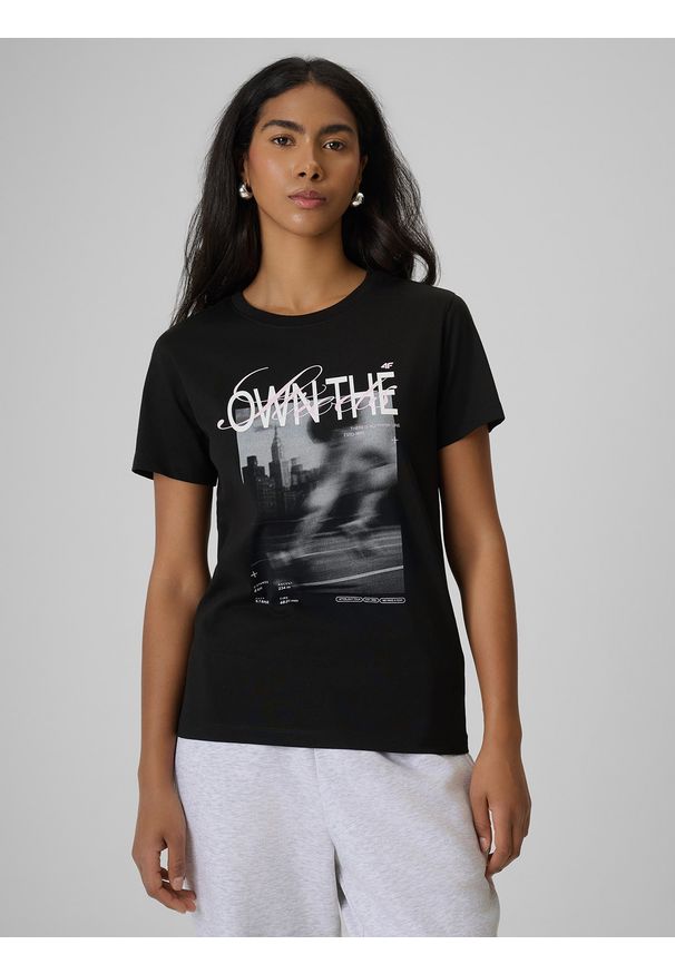 4f - 4F T-shirt regular z nadrukiem damski - czarny S. Okazja: na co dzień. Kolor: czarny. Materiał: dzianina, bawełna, dresówka, jeans. Wzór: nadruk. Styl: casual, klasyczny