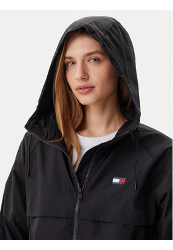 Tommy Jeans Wiatrówka Essential DW0DW20672 Czarny Relaxed Fit. Kolor: czarny. Materiał: syntetyk