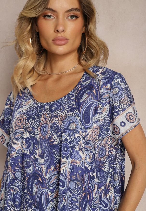 Renee - Granatowa Sukienka Boho z Wiskozy z Cienkim Paskiem w Talii Rivasea. Kolor: niebieski. Materiał: wiskoza. Długość rękawa: krótki rękaw. Wzór: paisley. Typ sukienki: rozkloszowane. Styl: boho