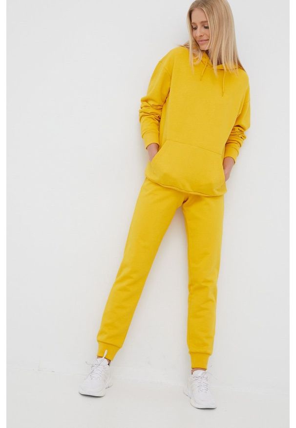 Jack Wolfskin bluza bawełniana damska kolor żółty z kapturem gładka. Typ kołnierza: kaptur. Kolor: żółty. Materiał: bawełna. Wzór: gładki
