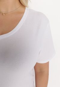 Born2be - Biały T-shirt Genilin. Okazja: na co dzień. Typ kołnierza: dekolt w serek. Kolekcja: plus size. Kolor: biały. Materiał: jeans. Styl: casual #7