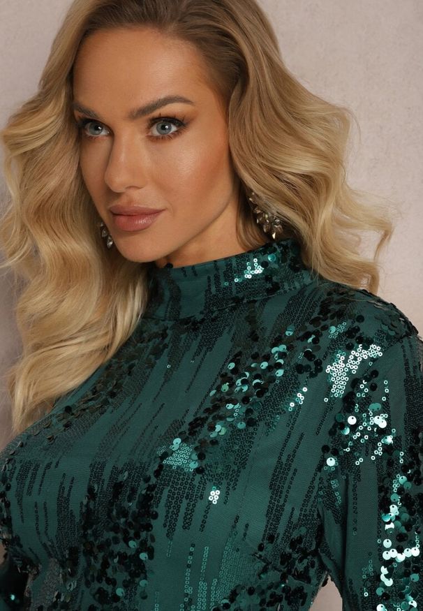 Renee - Zielona Dopasowana Sukienka Mini z Półgolfem w Cekiny Palmanova. Kolor: zielony. Długość rękawa: długi rękaw. Wzór: aplikacja. Długość: mini