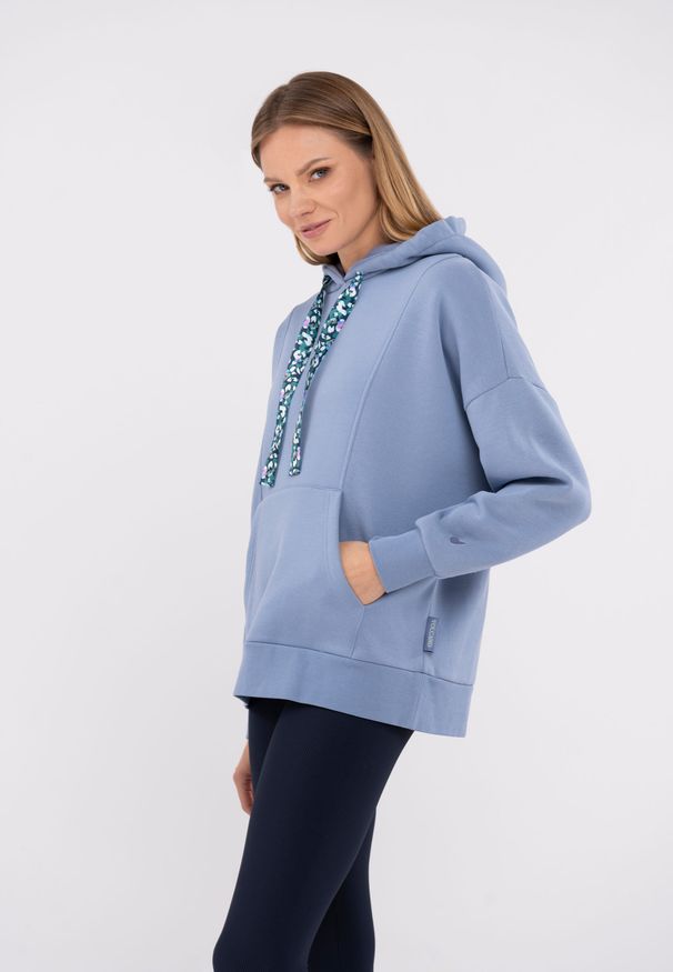 Volcano - Niebieska, bawełniana bluza B-ELEVEN. Okazja: na co dzień. Kolekcja: plus size. Kolor: niebieski. Materiał: bawełna. Wzór: kolorowy, aplikacja, haft. Styl: casual, sportowy