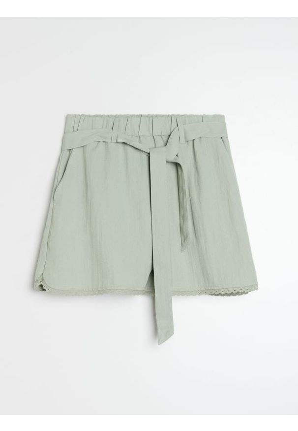 Sinsay - Szorty z paskiem z domieszką wiskozy - niebieski. Kolor: niebieski. Materiał: wiskoza