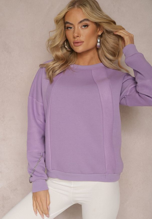 Renee - Jasnofioletowa Bawełniana Bluza z Łańcuszkiem Eleutia. Kolor: fioletowy. Materiał: bawełna. Styl: klasyczny
