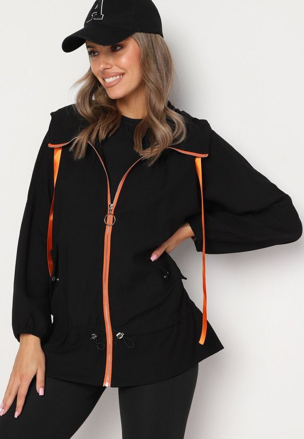 Born2be - Czarna Kurtka Jednorzędowa z Bawełną Kapturem i Wstążką Zakończona Ściągaczem Martinis. Okazja: na co dzień. Kolor: czarny. Materiał: bawełna. Wzór: aplikacja. Styl: casual, elegancki, klasyczny