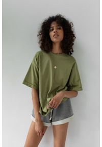 Marsala - T-shirt typu oversize w kolorze OLIVE BRANCH - COY. Materiał: elastan, bawełna. Styl: elegancki