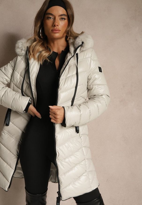 Renee - Biała Taliowana Kurtka z Pikowanymi Przeszyciami i Kapturem z Futrem Nalidea. Okazja: na co dzień. Typ kołnierza: golf. Kolor: biały. Materiał: futro. Styl: casual