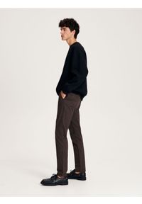 Reserved - Spodnie chino slim fit - ciemnobrązowy. Kolor: brązowy. Materiał: bawełna