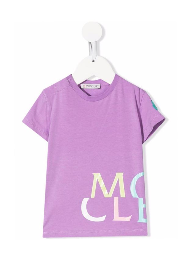MONCLER KIDS - Fioletowa koszulka z logo 0-3 lat. Kolor: różowy, wielokolorowy, fioletowy. Materiał: bawełna, tkanina. Wzór: aplikacja, napisy, nadruk. Sezon: lato