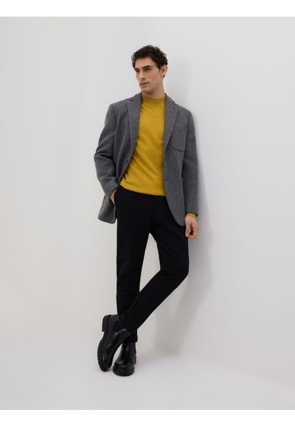 Reserved - Sweter z wiskozą - musztardowy. Kolor: żółty. Materiał: wiskoza