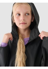 4f - 4F Kurtka przejściowa przeciwdeszczowa z gumową powłoką dziecięca - czarna 140 (9-10 lat). Okazja: na co dzień. Typ kołnierza: kaptur. Kolor: czarny. Materiał: guma. Sezon: lato. Styl: casual, klasyczny, sportowy #1