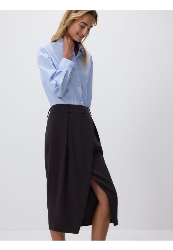 Reserved - Spódnica z ozdobnym rozcięciem - ciemnobrązowy. Kolor: brązowy. Materiał: tkanina, wiskoza. Wzór: gładki