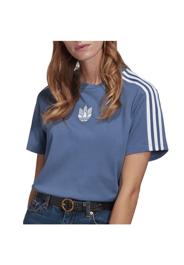 Adidas - adidas Originals Adicolor 3D Trefoil Loose Tee > GN2933. Materiał: dzianina, poliester, bawełna. Długość rękawa: krótki rękaw. Długość: krótkie. Wzór: paski, aplikacja