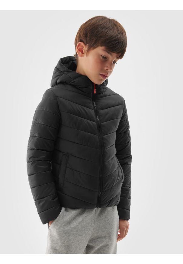 4f - 4F Kurtka puchowa z wypełnieniem syntetycznym chłopięca - czarna 122 (6-7 lat). Okazja: na co dzień. Typ kołnierza: kaptur, kołnierzyk stójkowy. Kolor: czarny. Materiał: syntetyk, puch. Długość: długie. Wzór: gładki, jodełka. Sezon: lato. Styl: sportowy, klasyczny, casual, elegancki