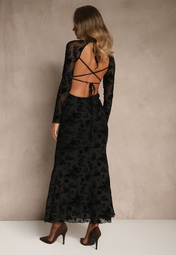 Renee - Czarna Sukienka VICES Bodycon z Siateczki Ozdobionej Wzorem w Kwiaty Rivita. Okazja: na imprezę. Typ kołnierza: dekolt kwadratowy. Kolor: czarny. Wzór: aplikacja, kwiaty. Typ sukienki: bodycon. Styl: elegancki