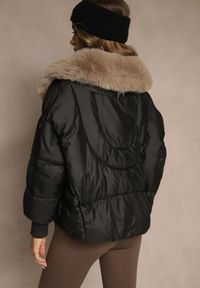 Renee - Czarna Pudełkowa Kurtka z Pikowanymi Przeszyciami i Kapturem z Futrem Ruvitta. Okazja: na co dzień. Kolor: czarny. Materiał: futro. Sezon: zima. Styl: casual, elegancki