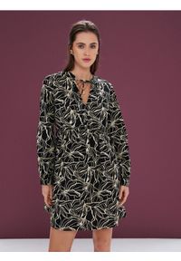 Sinsay - Bawełniana sukienka mini z wiązaniem przy dekolcie - wielobarwny. Materiał: bawełna. Długość: mini #1