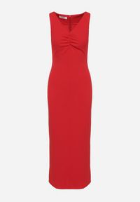 Born2be - Czerwona Dopasowana Sukienka z Wiskozą Ozdobiona Marszczeniem Siloria. Okazja: na co dzień. Typ kołnierza: dekolt w kształcie V. Kolor: czerwony. Materiał: wiskoza. Wzór: aplikacja. Sezon: lato. Typ sukienki: proste. Styl: casual, elegancki #4