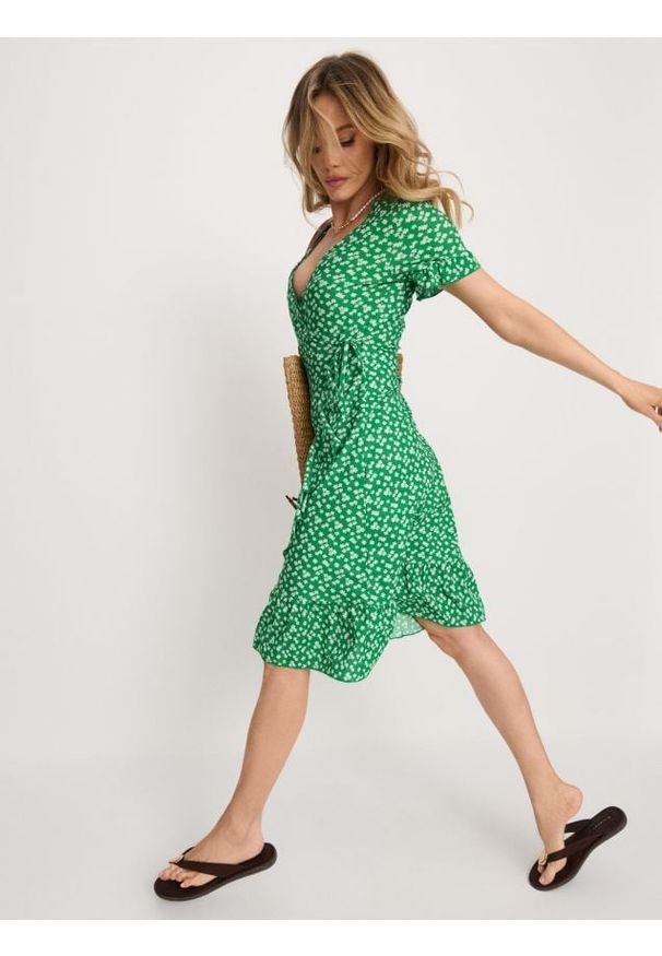 Sinsay - Kopertowa sukienka mini z falbanką w kwiatki - wielobarwny. Wzór: kwiaty. Typ sukienki: kopertowe. Długość: mini