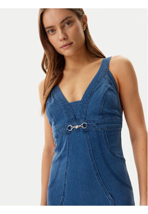 Guess Sukienka jeansowa W5GK75 D5LK0 Niebieski Regular Fit. Kolor: niebieski. Materiał: bawełna