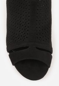 Born2be - Czarne Ażurowe Sandały Vices na Obcasie ze Skórzaną Wkładką Nevidas. Okazja: na co dzień. Zapięcie: sprzączka. Kolor: czarny. Materiał: skóra. Wzór: ażurowy. Obcas: na obcasie. Styl: casual, elegancki. Wysokość obcasa: średni #7