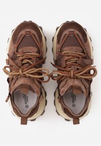 Renee - Ciemnobrązowe Sneakersy Chunky z Zamszowymi Wstawkami Tasiemkami i Bieżnikiem Oyesei. Kolor: brązowy. Materiał: zamsz #2