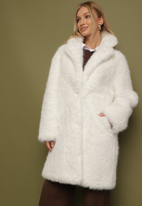 Born2be - Beżowy Płaszcz Futerko o Długim Kroju Otirena. Okazja: na co dzień. Kolor: beżowy. Materiał: futro. Długość: długie. Styl: casual, elegancki