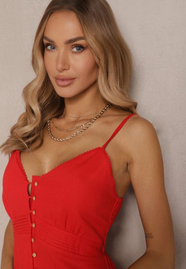 Renee - Czerwona Rozkloszowana Sukienka z Bawełny z Guzikami i Regulowanymi Ramiączkami Lorbia. Okazja: na co dzień. Typ kołnierza: dekolt w serek. Kolor: czerwony. Materiał: bawełna. Długość rękawa: na ramiączkach. Typ sukienki: rozkloszowane. Styl: casual