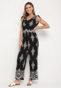 Born2be - Czarny Kombinezon w Orientalny Wzór z Dekoltem w Serek Izena. Okazja: na co dzień. Kolor: czarny. Wzór: aplikacja. Styl: casual #1
