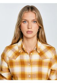 Big-Star - Koszula damska flanelowa w kratę żółto-brązowa Dreni 201. Okazja: na co dzień. Typ kołnierza: kołnierzyk klasyczny. Kolor: żółty. Materiał: tkanina. Wzór: kratka. Styl: klasyczny, casual, elegancki #5