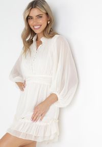 Born2be - Beżowa Taliowana Sukienka Mini z Rękawami 3/4 i Falbanką Serafilla. Kolor: beżowy. Materiał: tkanina. Sezon: wiosna, lato. Długość: mini #3