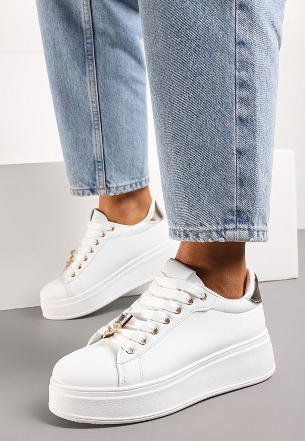 Renee - Biało-Złote Sneakersy na Platformie z Metalowymi Zawieszkami i Cyrkoniami Nioko. Wysokość cholewki: przed kostkę. Kolor: biały. Wzór: aplikacja. Obcas: na platformie