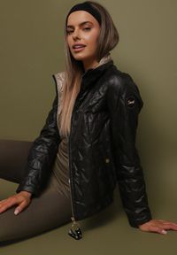 Born2be - Czarna Kurtka z Pikowanymi Przeszyciami i Elastyczną Gumką w Pasie Relriva. Okazja: na co dzień. Kolor: czarny. Materiał: jeans. Styl: casual, elegancki #1