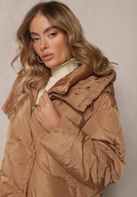 Renee - Beżowa Pikowana Kurtka Płaszcz za Kolano z Kapturem Kelotta. Typ kołnierza: kaptur. Kolor: beżowy #4