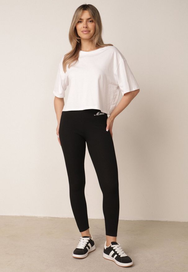 Born2be - Czarne Legginsy w Prążki z Wysokim Stanem Ozdobione Haftowanym Napisem Aegerine. Okazja: na co dzień. Stan: podwyższony. Kolor: czarny. Materiał: wiskoza, prążkowany. Wzór: prążki, aplikacja, napisy, haft. Styl: elegancki, casual, sportowy