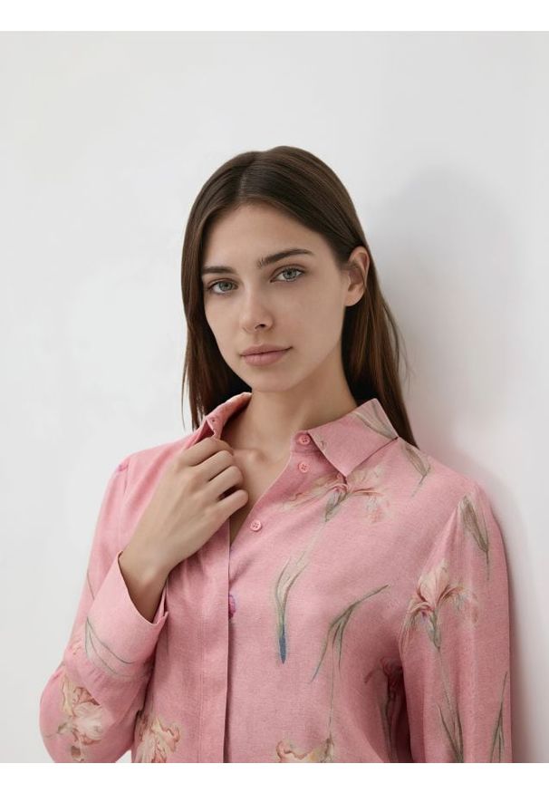 Reserved - Wiskozowa koszula w kwiaty - różowy. Kolor: różowy. Materiał: wiskoza. Wzór: kwiaty