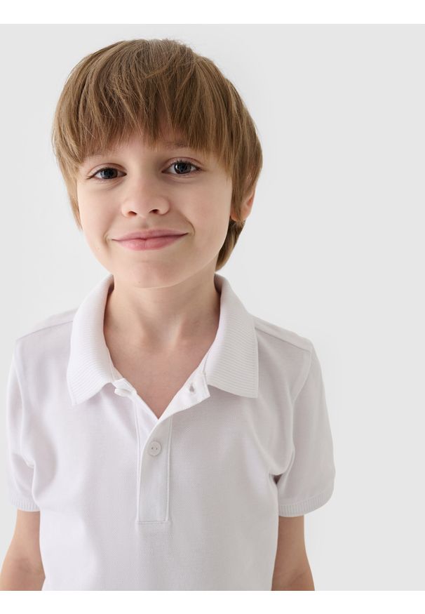 4f - 4F Koszulka polo chłopięca - biała 158 (12-13 lat). Okazja: na co dzień. Typ kołnierza: polo. Kolor: biały. Długość: krótkie. Wzór: ze splotem, gładki. Materiał: dzianina, bawełna. Długość rękawa: krótki rękaw. Sezon: lato. Styl: casual, sportowy, klasyczny