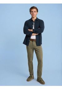 Sinsay - Spodnie jeansowe - khaki. Kolor: brązowy