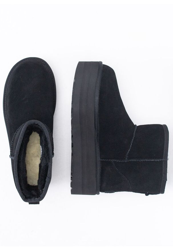 Ugg - Buty zimowe damskie czarne UGG W CLASSIC MINI PLATFORM. Kolor: czarny. Materiał: wełna, poliester, skóra, lyocell, zamsz. Szerokość cholewki: normalna. Wzór: aplikacja. Sezon: zima. Obcas: na platformie