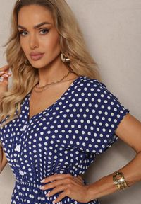 Renee - Granatowa Sukienka z Bawełny o Rozkloszowanym Kroju z Gumką w Talii Emilla. Okazja: na co dzień, na spotkanie biznesowe, do pracy. Kolor: niebieski. Materiał: bawełna. Długość rękawa: krótki rękaw. Typ sukienki: rozkloszowane. Styl: biznesowy, elegancki, casual #3