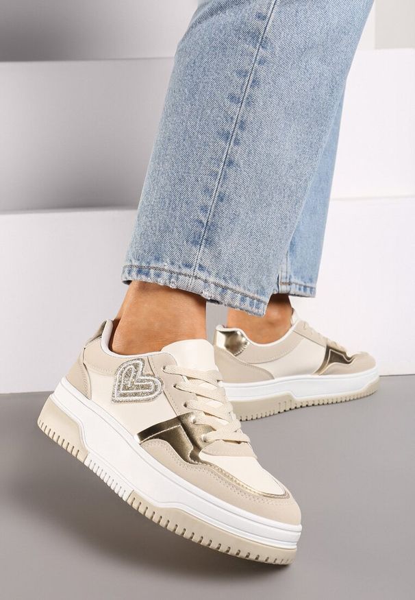 Renee - Beżowe Sneakersy z Brokatową Naszywką w Kształcie Serca Avioneria. Nosek buta: okrągły. Zapięcie: sznurówki. Kolor: beżowy. Materiał: materiał. Wzór: aplikacja. Obcas: na obcasie. Wysokość obcasa: niski