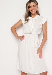 Born2be - Biała Rozkloszowana Sukienka z Wiązanym Dekoltem i Gumką w Pasie Ozdobiona Falbanką Dimonima. Kolor: biały. Materiał: bawełna, wiskoza. Wzór: aplikacja. Typ sukienki: rozkloszowane. Styl: retro, elegancki #1
