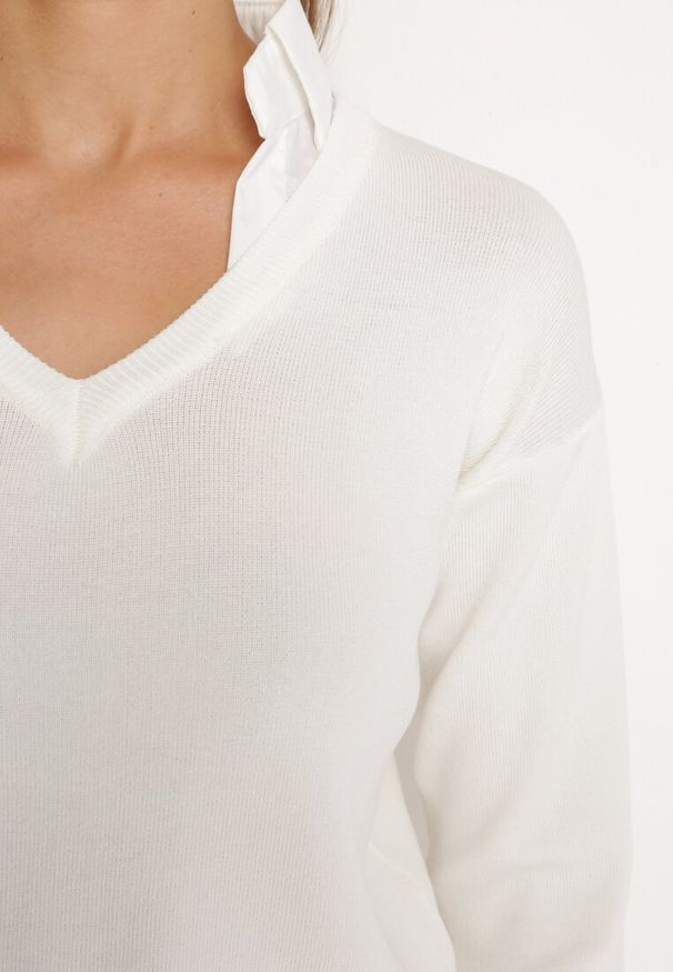Born2be - Biały Sweter z Koszulową Wstawką i Dekoltem w Serek Terviap. Okazja: na co dzień. Typ kołnierza: dekolt w serek. Kolor: biały. Materiał: jeans. Styl: klasyczny, elegancki, casual