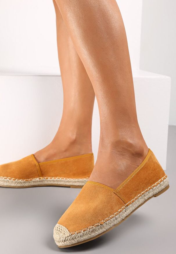 Renee - Camelowe Espadryle Aurinda. Wysokość cholewki: przed kostkę. Zapięcie: bez zapięcia. Szerokość cholewki: normalna. Wzór: gładki. Obcas: na płaskiej podeszwie. Styl: boho
