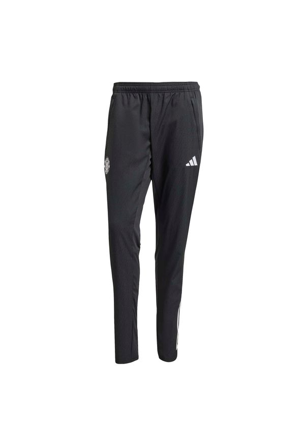 Adidas - Spodnie dresowe Prematch Manchester United 2025/26. Kolor: czarny. Materiał: dresówka. Sport: piłka nożna