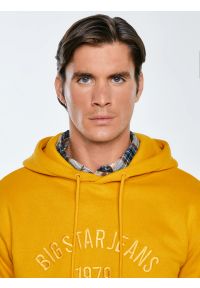 Big-Star - Bluza męska z nadrukiem z kapturem żółta Aslan 203. Okazja: na co dzień. Typ kołnierza: kaptur. Kolor: złoty. Materiał: dzianina, denim. Wzór: nadruk. Styl: casual, klasyczny #3