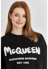 Alexander McQueen - ALEXANDER MCQUEEN Czarna bluza damska z logo, Rozmiar 38. Kolor: czarny. Materiał: prążkowany, bawełna #4